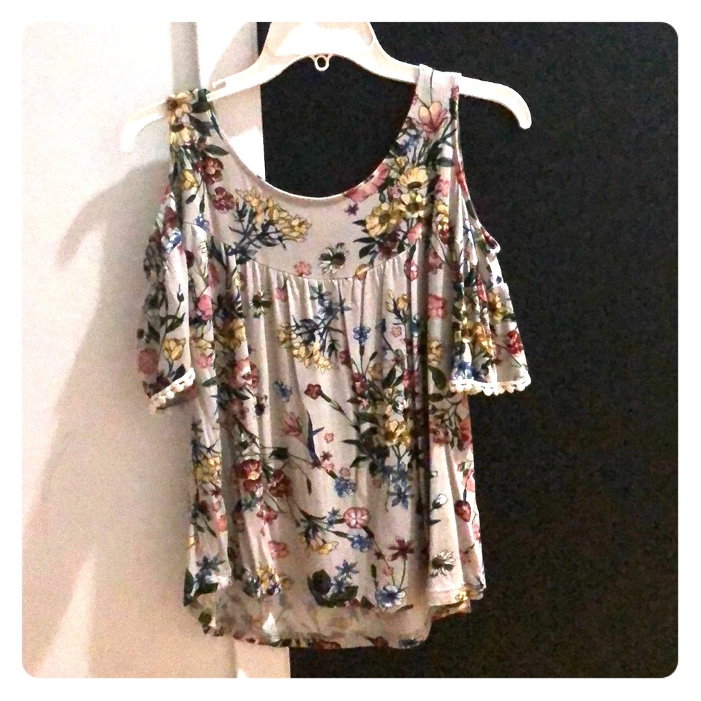 A shoulder cut out floral blouse